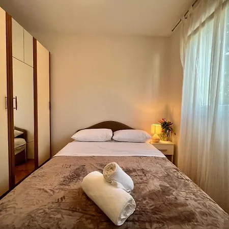 Apartment Place Split